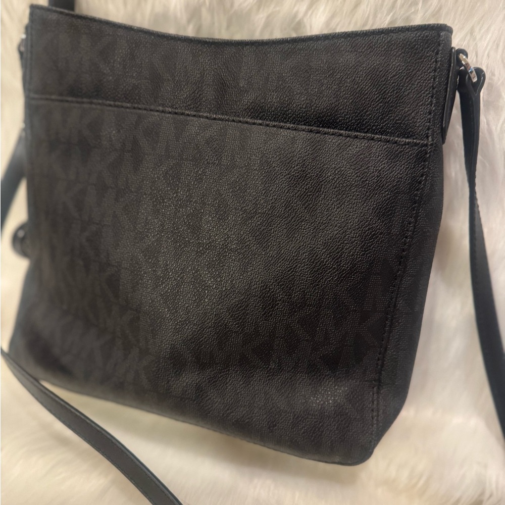 Michael By Michael Kors black Leather messenger bag. - Picture 4 of 6